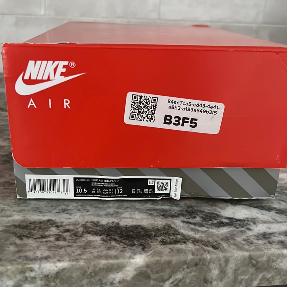NEW in box Nike Huarache Sneaker